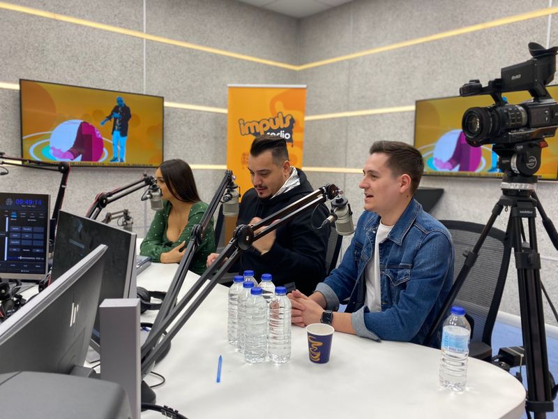 Matinalii „Dimineața Nebună” și matinalii „Dimineața cu noi” și-au dat întâlnire în  studioul Impuls. Ce sfaturi au primit George Tănase, Bursucu și Viviana de la Mishu și Cosmin?!