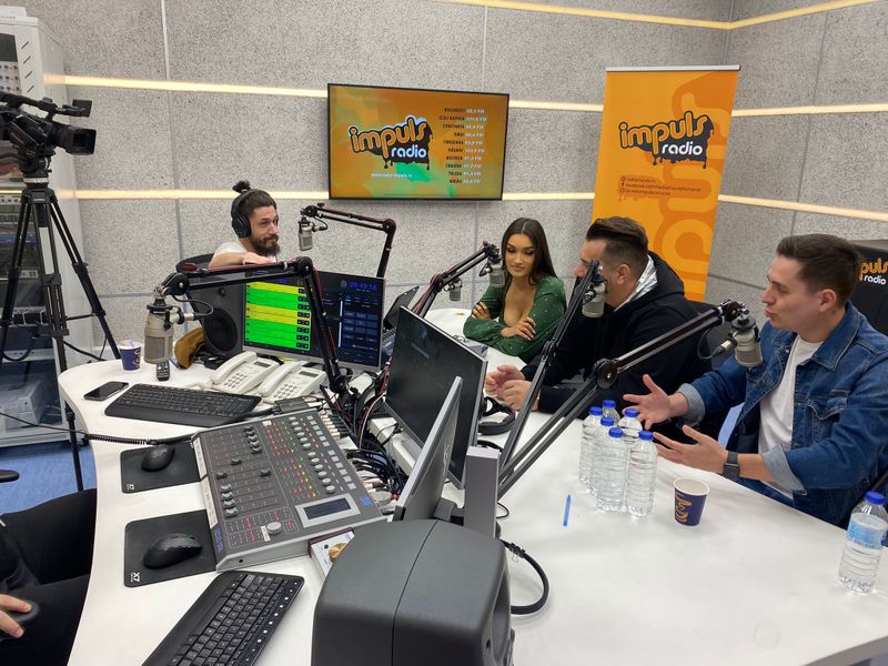 Matinalii „Dimineața Nebună” și matinalii „Dimineața cu noi” și-au dat întâlnire în  studioul Impuls. Ce sfaturi au primit George Tănase, Bursucu și Viviana de la Mishu și Cosmin?!