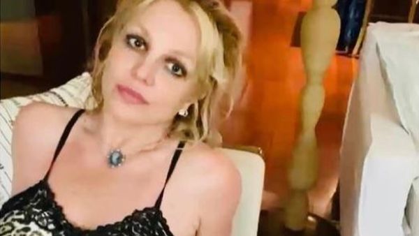 Britney Spears a pozat goală din nou! Artista s-a lăsat fotogrfiată de iubit pe plajă și imaginile au ajuns pe internet