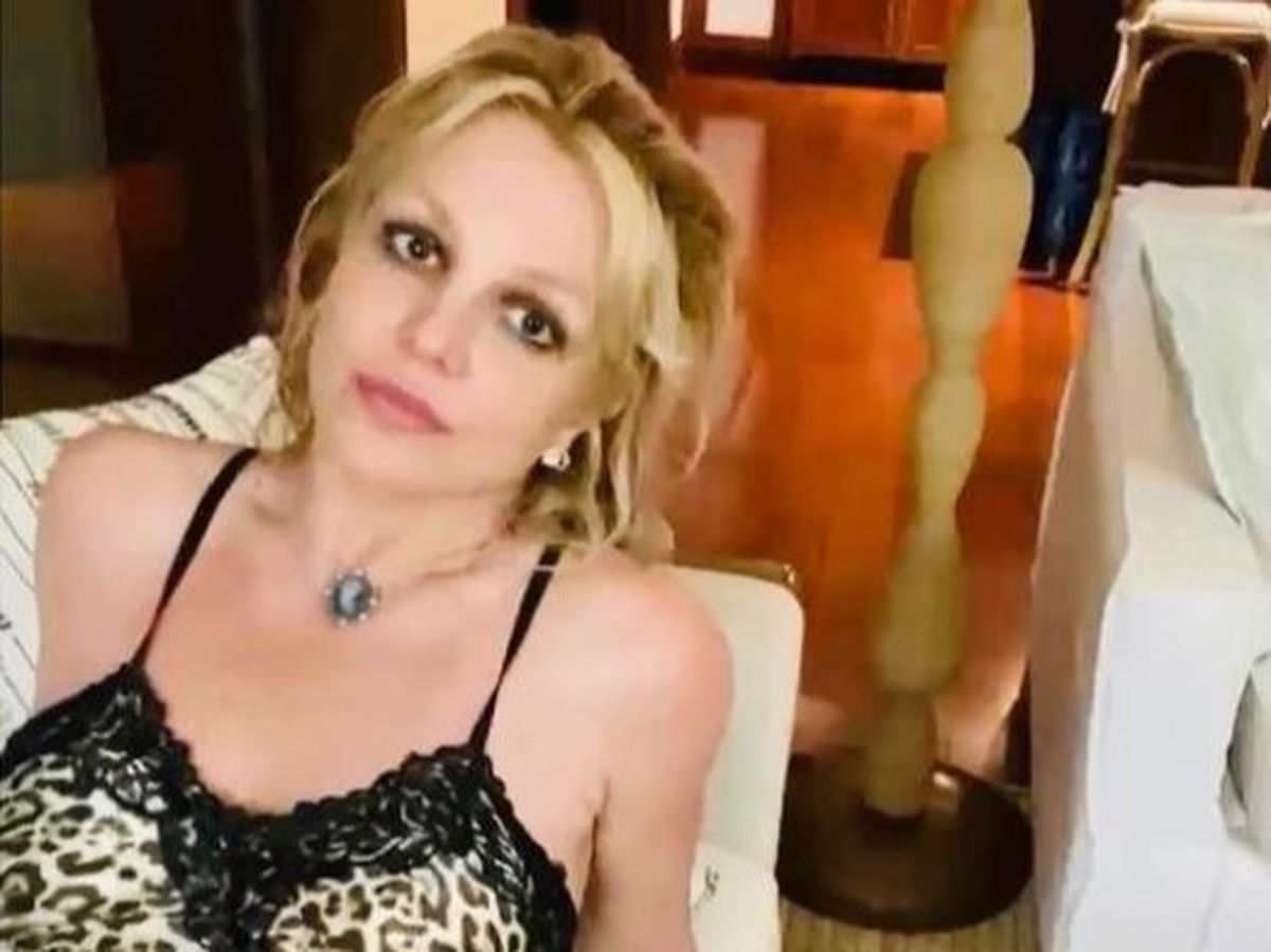 Britney Spears a pozat goală din nou! Artista s-a lăsat fotogrfiată de iubit pe plajă și imaginile au ajuns pe internet