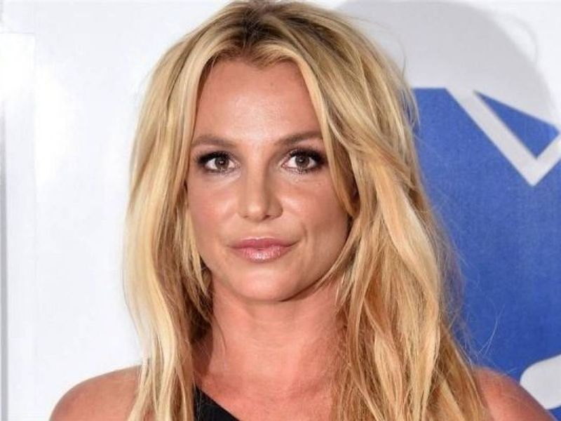 Britney Spears, primele imagini cu inelul de logodnă