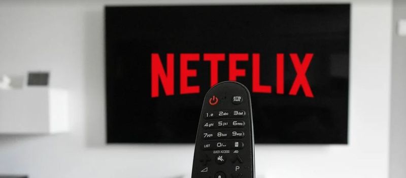 Netflix opreşte temporar toate proiectele şi achiziţiile viitoare din Rusia