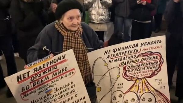 VIDEO: O pensionară care a supravieţuit asediului Leningradului din anii '40, ridicată de poliția rusă pentru că protesta contra războiului din Ucraina