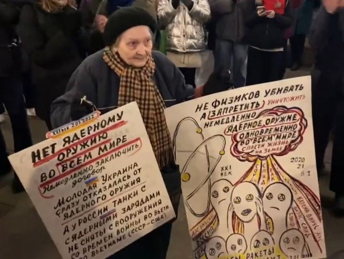 O pensionară care a supravieţuit asediului Leningradului din anii '40, ridicată de poliția rusă pentru că protesta contra războiului din Ucraina