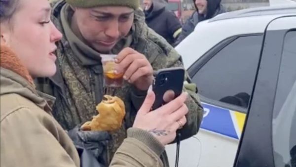 VIDEO: Un soldat rus s-a predat ucrainenilor! Tânărul a izbucnit în plâns după ce a fost hrănit şi lăsat să vorbească cu familia
