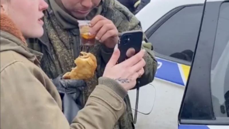 VIDEO: Un soldat rus s-a predat ucrainenilor! T&acirc;nărul a izbucnit &icirc;n pl&acirc;ns după ce a fost hrănit şi lăsat să vorbească cu familia