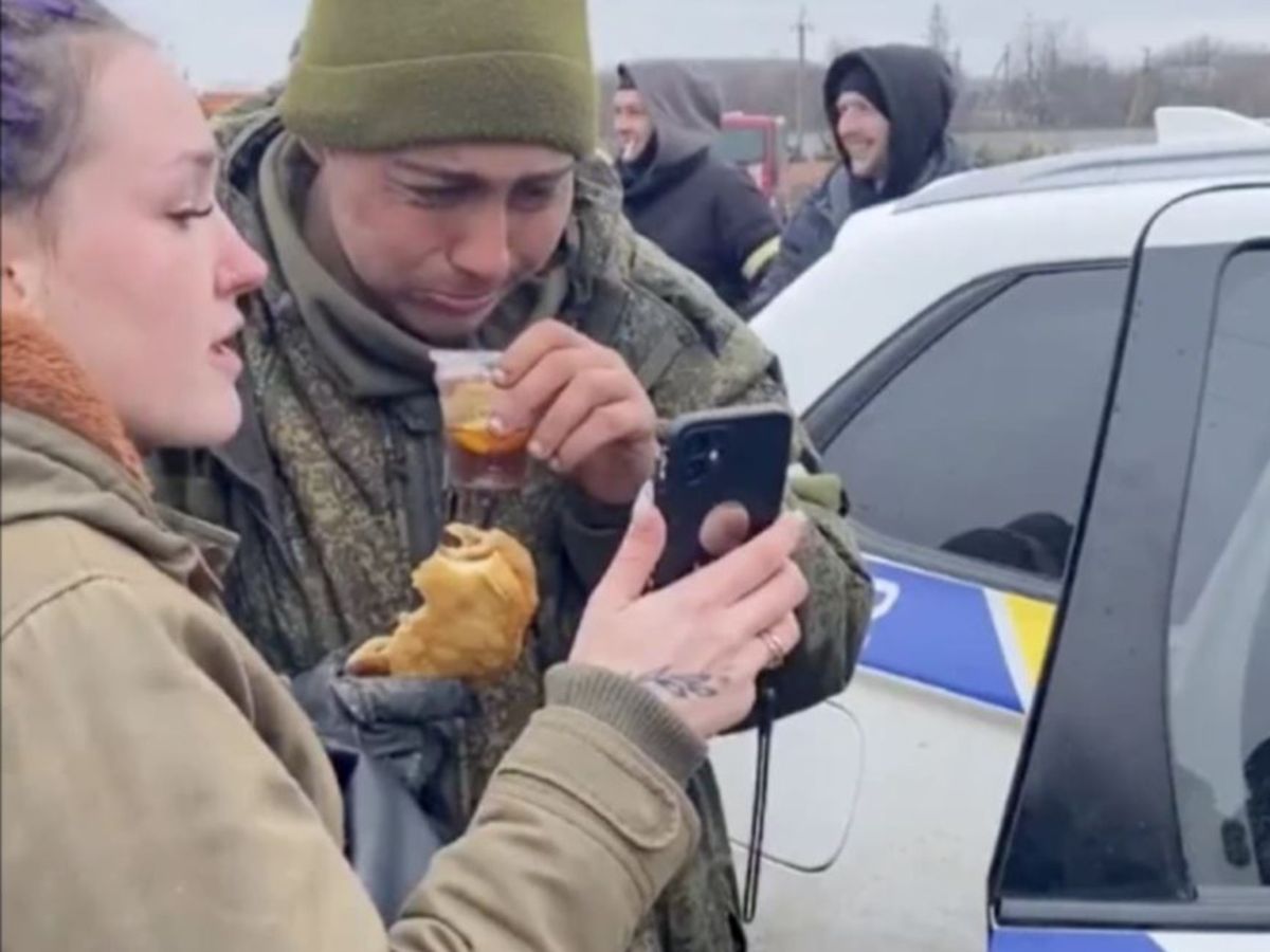 Un soldat rus care s-ar fi predat ucrainenilor a izbucnit &icirc;n lacrimi după ce a fost hrănit de localnici şi lăsat să-şi sune familia