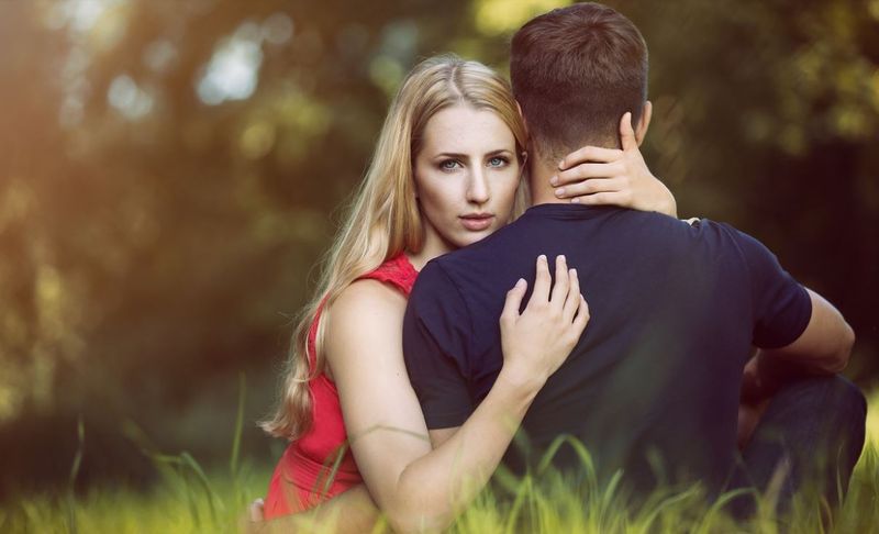 10 minciuni pe care le spunem la prima întâlnire