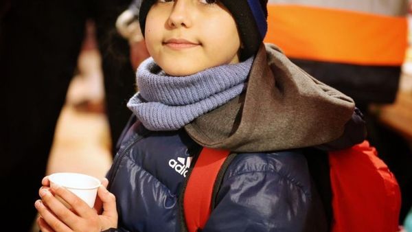 Un băiat de 11 ani a reușit să fugă din Ucraina și să ajungă singur în Slovacia: „E un erou”! Avea un rucsac și un număr de telefon scris pe mână