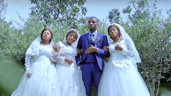 Dimineața Nebună: Un bărbat s-a însurat cu surori triplete în aceeași zi: „A fost ca un vis”! Toate îl ceruseră de bărbat - AUDIO