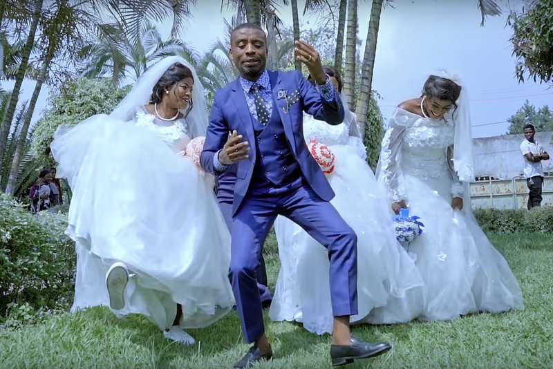 Un bărbat, obligat să se însoare cu surori triplete în aceeași zi