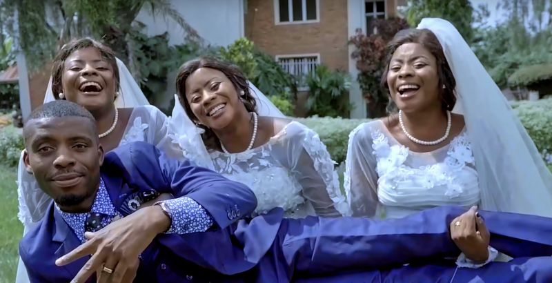 Un bărbat, obligat să se însoare cu surori triplete în aceeași zi