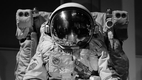 Care este diferenţa dintre astronaut şi cosmonaut?