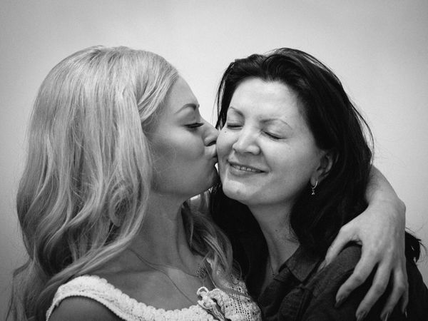 Delia Matache, dezvăluiri emoționante despre copilărie și relația apropiată pe care o are cu mama ei: &bdquo;Nu am nimic de reproșat! M-a crescut așa cum a putut&rdquo;