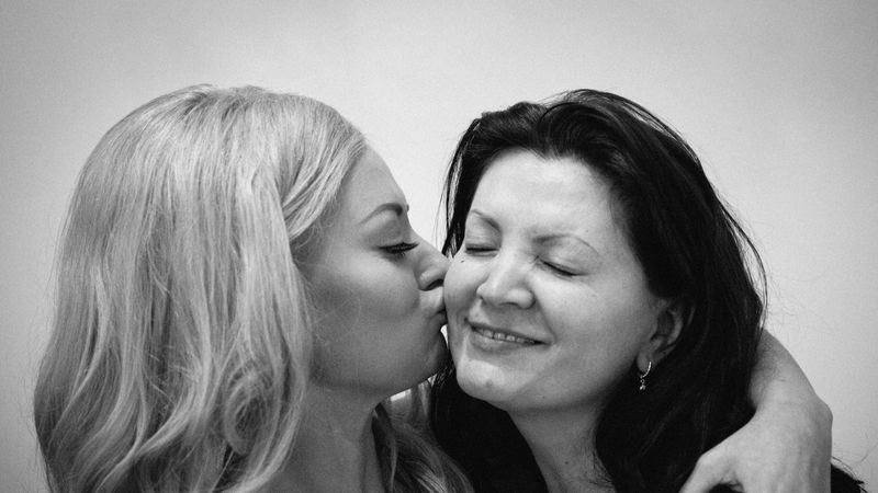 Delia Matache, dezvăluiri emoționante despre copilărie și relația apropiată pe care o are cu mama ei: &bdquo;Nu am nimic de reproșat! M-a crescut așa cum a putut&rdquo;