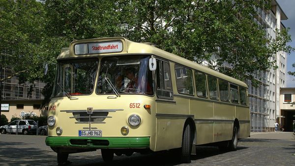 Bancul zilei de joi:  O femeie cu un copil în brațe se urcă în autobuz