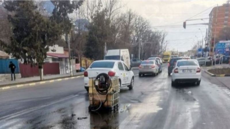Un bărbat care a cumpărat 1.000 de litri de motorină s-a răsturnat cu rezervorul la ieșirea din benzinărie! Rom&acirc;nul riscă sancțiuni severe