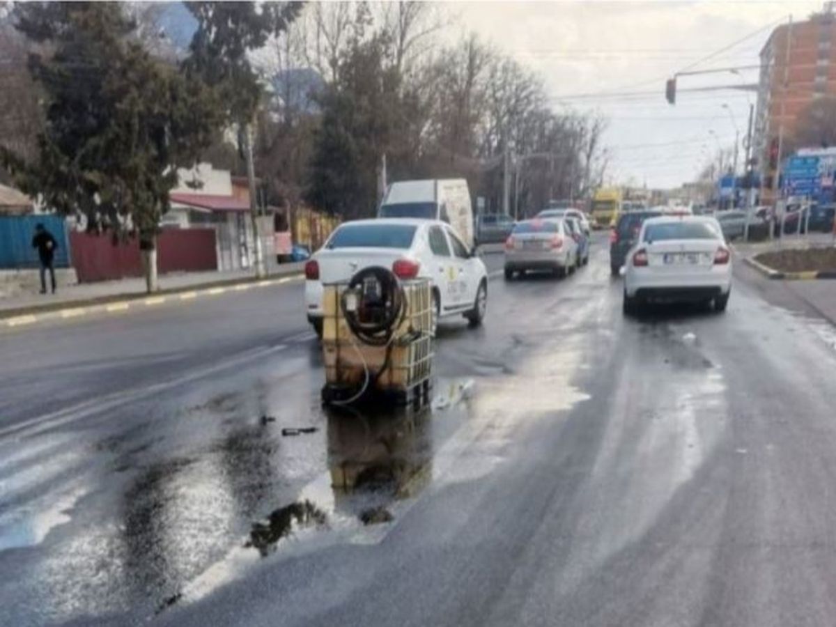 Un bărbat care a cumpărat 1.000 de litri de motorină s-a răsturnat cu rezervorul la ieșirea din benzinărie!