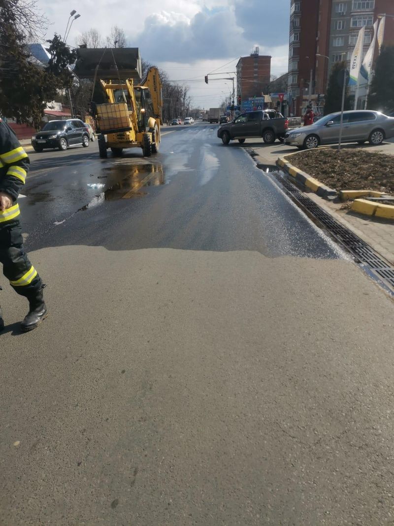 Un bărbat care a cumpărat 1.000 de litri de motorină s-a răsturnat cu rezervorul la ieșirea din benzinărie