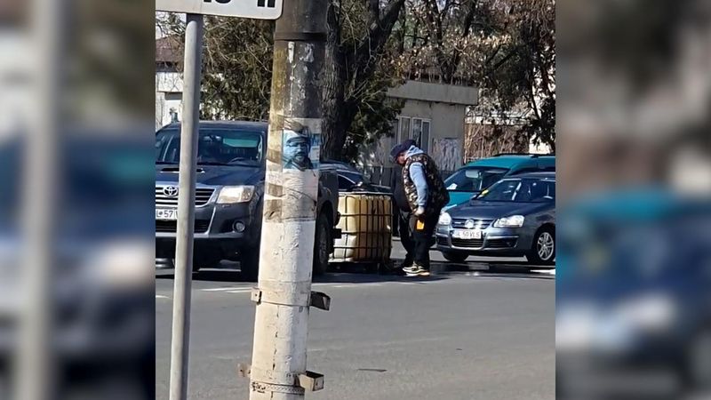 Un bărbat care a cumpărat 1.000 de litri de motorină s-a răsturnat cu rezervorul la ieșirea din benzinărie