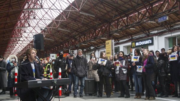 Moment viral! Tom Odell a cântat „Another Love” pentru refugiații din Ucraina