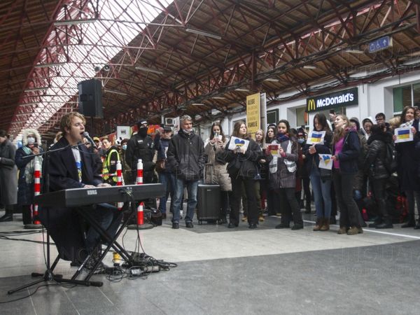 Moment viral! Tom Odell a c&acirc;ntat &bdquo;Another Love&rdquo; pentru refugiații din Ucraina
