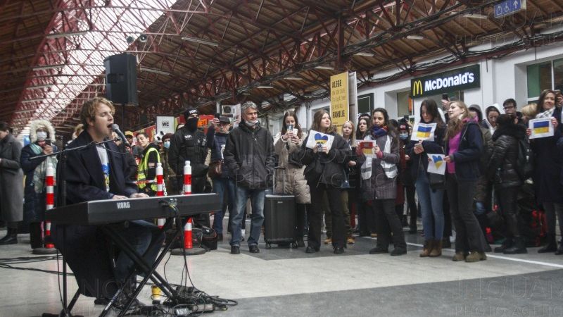 Moment viral! Tom Odell a c&acirc;ntat &bdquo;Another Love&rdquo; pentru refugiații din Ucraina