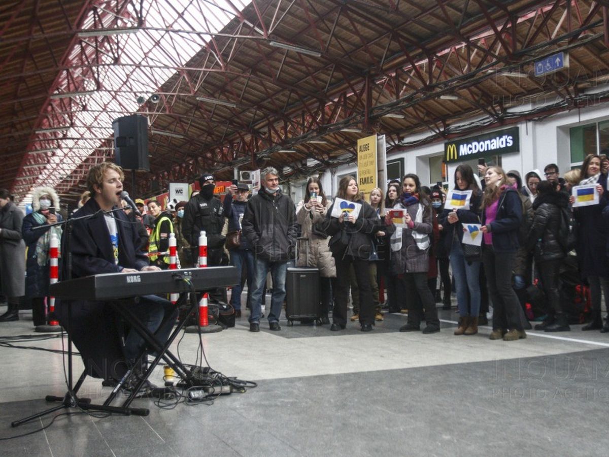 Moment viral! Tom Odell a cântat „Another Love” pentru refugiații din Ucraina