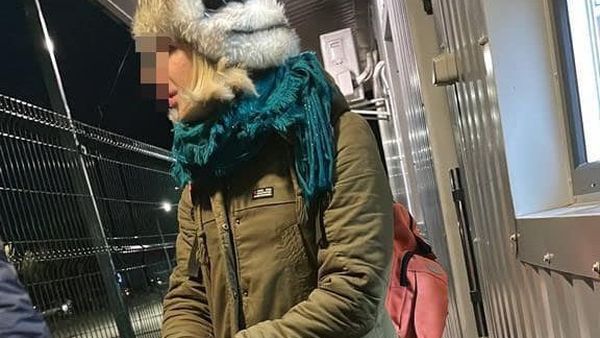 FOTO: Ucrainean, deghizat în femeie, prins în timp ce încerca să treacă în România! Ca să fie credibil, bărbatul a luat și copilul cu el