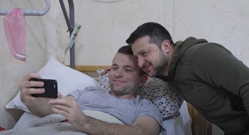 Volodimir Zelenski a vizitat militarii ucraineni răniți dintr-un spital