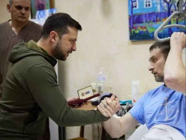 VIDEO: Volodimir Zelenski a vizitat militarii ucraineni răniți dintr-un spital: &bdquo;&Icirc;nsănătoşire grabnică, băieţi&rdquo;! Cum a apărut liderul de la Kiev