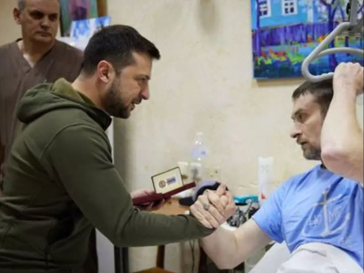 Volodimir Zelenski a vizitat militarii ucraineni răniți dintr-un spital: &bdquo;&Icirc;nsănătoşire grabnică, băieţi