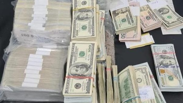 O familie din Ucraina care a încercat să intre în România cu 1,6 milioane de dolari a rămas fără bani la vamă