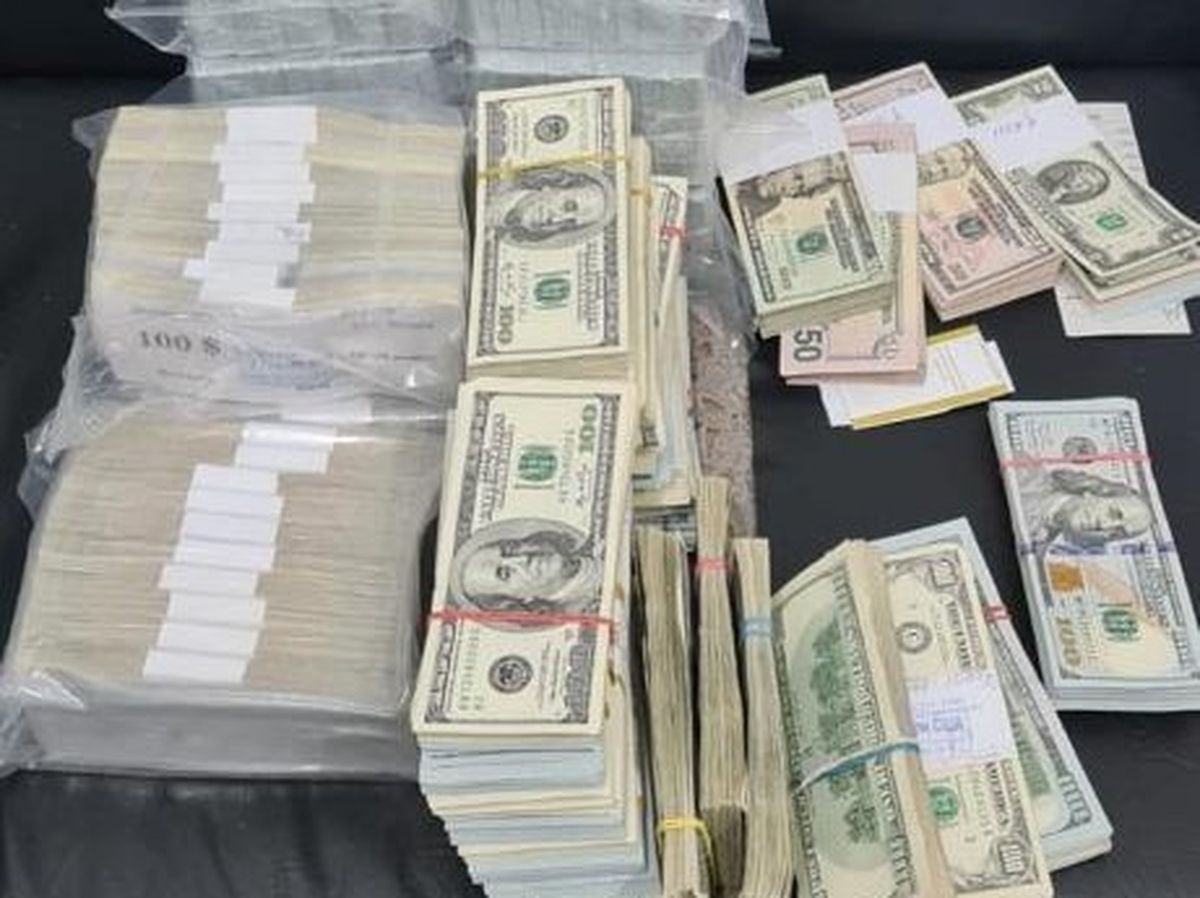 O familie din Ucraina care a încercat să intre în România cu 1,6 milioane de dolari a rămas fără bani la vamă