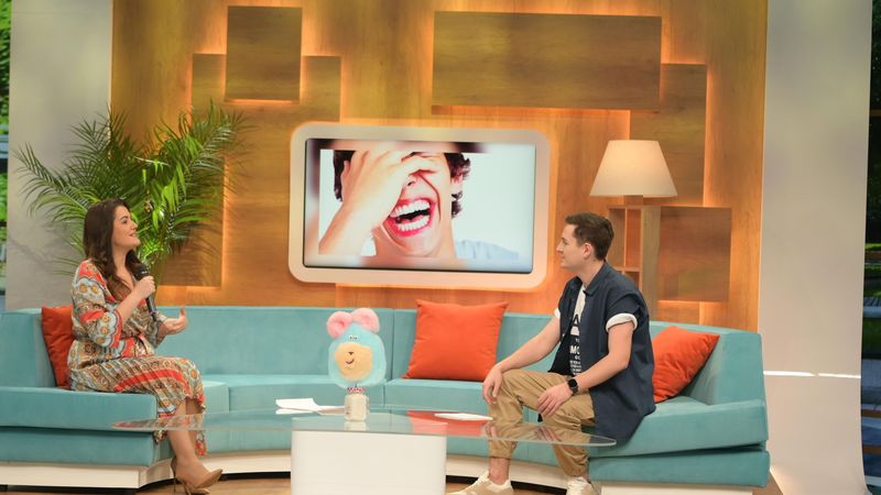 Terapia prin ras se face la &ldquo;Dimineata cu noi&rdquo;, cel mai fresh matinal, difuzat de luni pana vineri, de la ora 8:00, la Kanal D:  &bdquo;Oricine poate sa rada si sa se simta bine&rdquo;