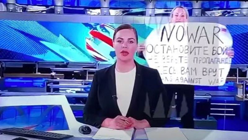 Marina Ovsyannikova, editor al unei televiziuni ruse, mesaj anti-război în direct: „Fără război”. Femeia a fost arestată