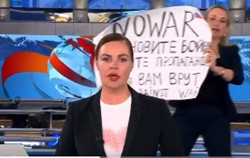 Marina Ovsyannikova, editor al unei televiziuni ruse, mesaj anti-război în direct: „Fără război”. Femeia a fost arestată