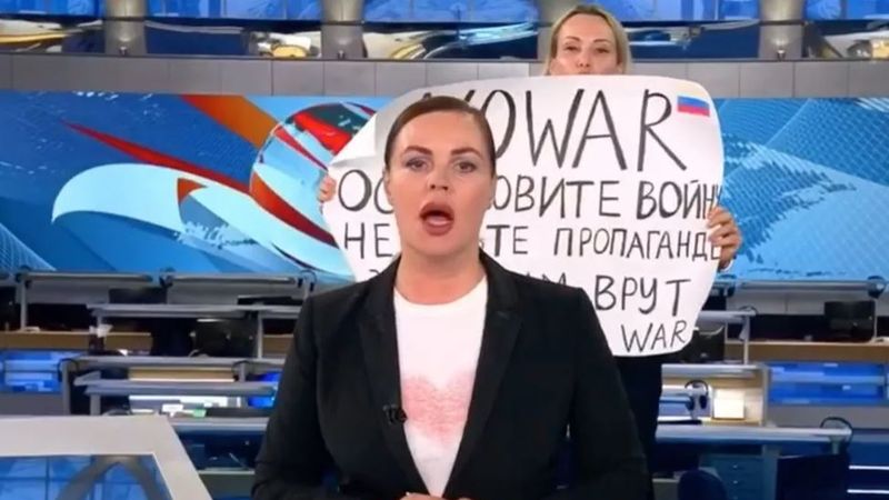 Marina Ovsyannikova, editor al unei televiziuni ruse, mesaj anti-război &icirc;n direct: &bdquo;Fără război&rdquo;. Femeia a fost arestată