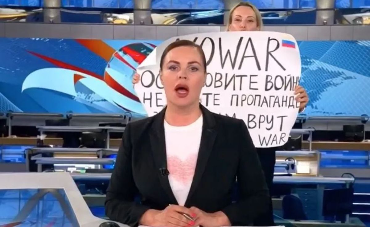  Un editor al unei televiziuni ruse, mesaj anti-război în direct: „Fără război”. Femeia a fost arestată 