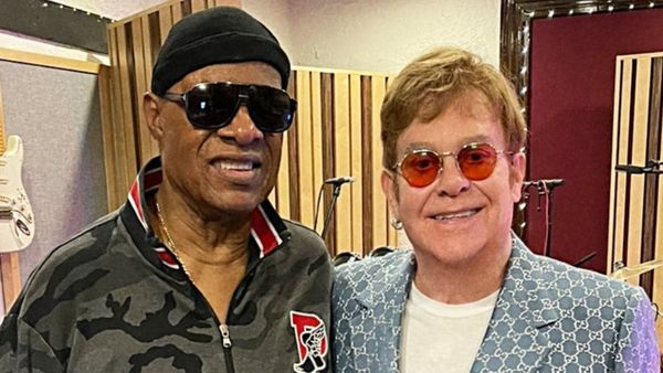 Elton John a lansat videoclipul piesei &bdquo;Finish Line", &icirc;n colaborare cu Stevie Wonder