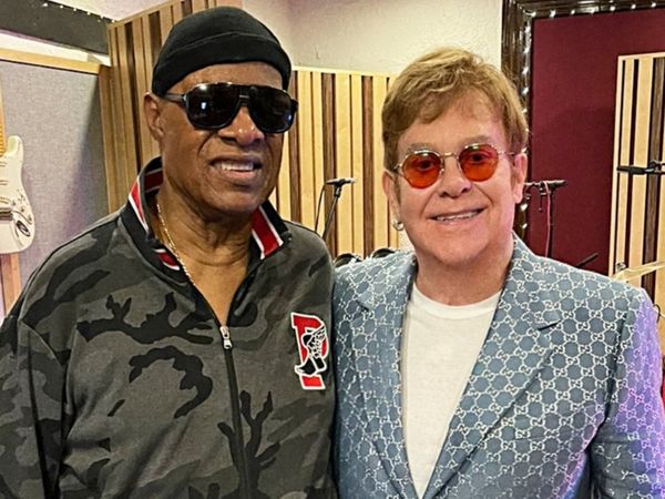 Elton John a lansat videoclipul piesei &bdquo;Finish Line", &icirc;n colaborare cu Stevie Wonder