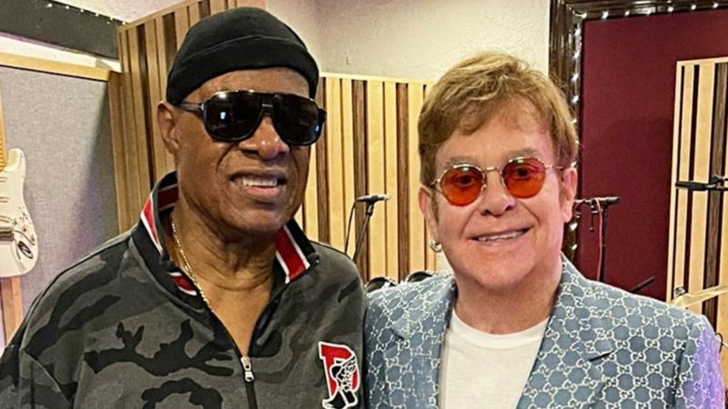 Elton John a lansat videoclipul piesei &bdquo;Finish Line", &icirc;n colaborare cu Stevie Wonder