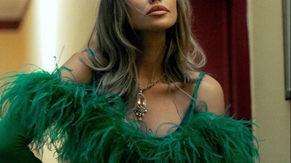 Mădălina Ghenea, primele imagini alături de Ed Westwick pe platourile de filmare: „Am onoarea să lucrez cu el”! Cum s-au fotografiat cei doi