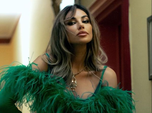 Mădălina Ghenea, primele imagini alături de Ed Westwick pe platourile de filmare: &bdquo;Am onoarea să lucrez cu el&rdquo;! Cum s-au fotografiat cei doi