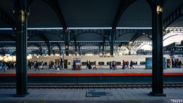 Bancul zilei de miercuri: Doi tipi se întâlnesc în gară