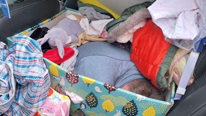 Dimineața Nebună: Un ucrainean s-a ascuns &icirc;ntr-o cutie de jucării pentru a trece granița pentru că soția nu-l lăsa să meargă la război. AUDIO