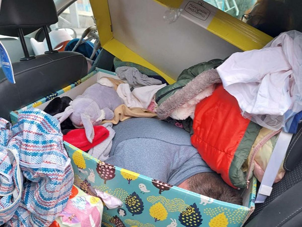 Un ucrainean s-a ascuns într-o cutie de jucării pentru a trece granița! Bărbatul a fost prins la vamă