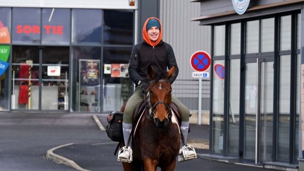 VIDEO: Un t&acirc;năr de 21 de ani a renunțat la mașină și vine pe cal la serviciu! De ce a luat această decizie: &bdquo;Este o situație care mă &icirc;ngrijorează&rdquo;