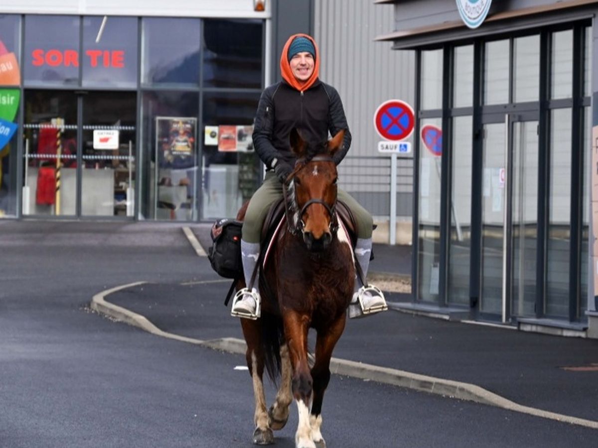 Un t&acirc;năr de 21 de ani a renunțat la mașină și vine pe cal la serviciu