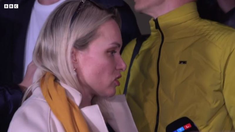 Ce s-a întâmplat cu Marina Ovsyannikova, editorul rus care a protestat în direct la televiziunea de stat rusă: „Am fost interogată mai bine de 14 ore”